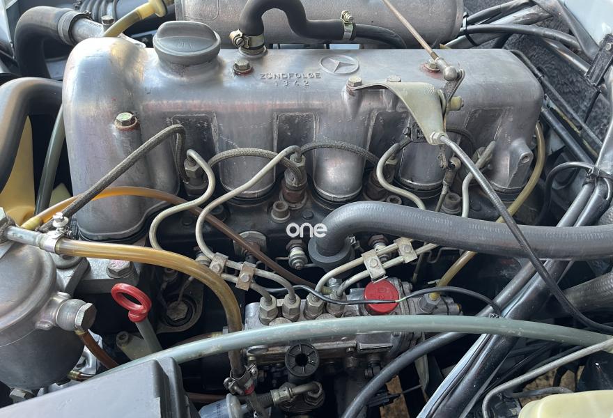 MERCEDES 200 1975