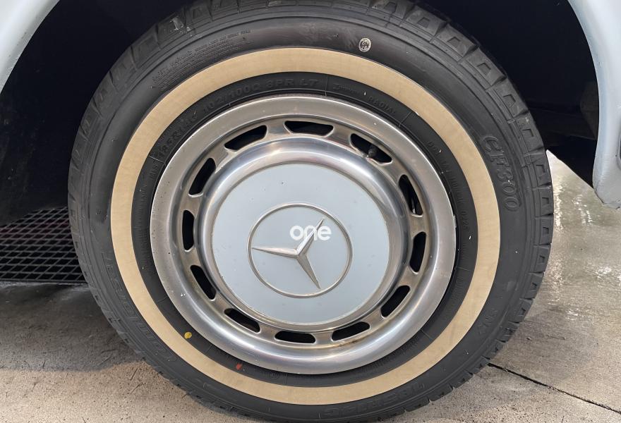 MERCEDES 200 1975