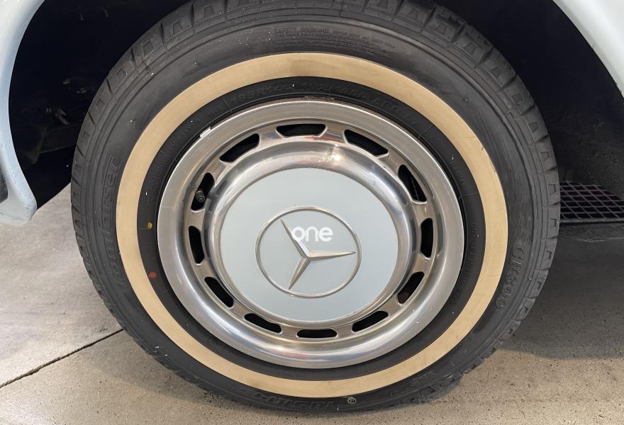 MERCEDES 200 1975