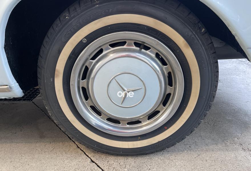 MERCEDES 200 1975