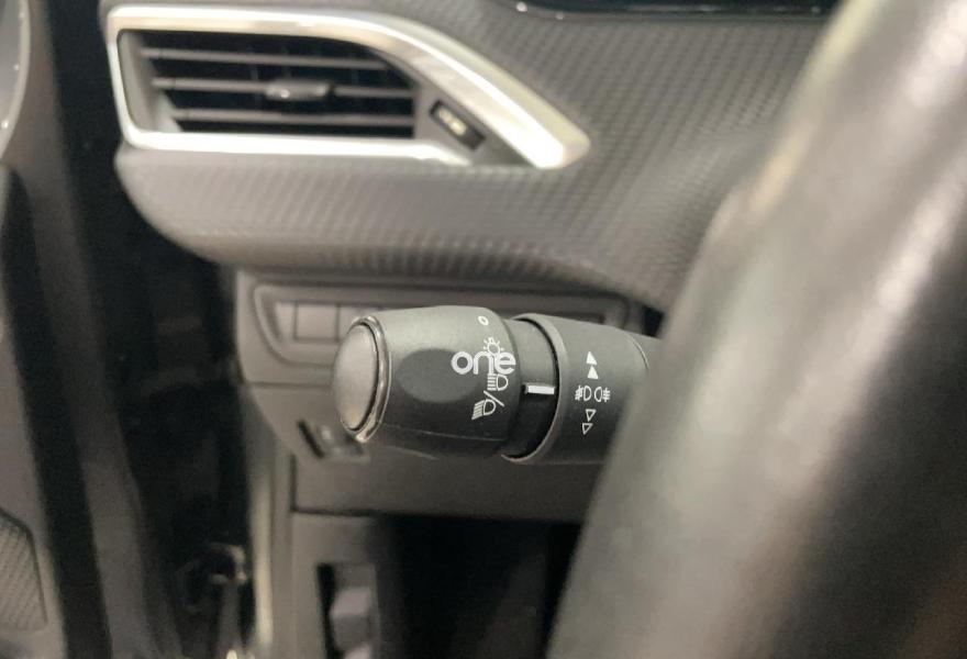 PEUGEOT 208 2017